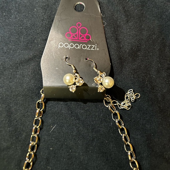 paparazzi Jewelry - Sliver pearl and diamond necklace with earrings